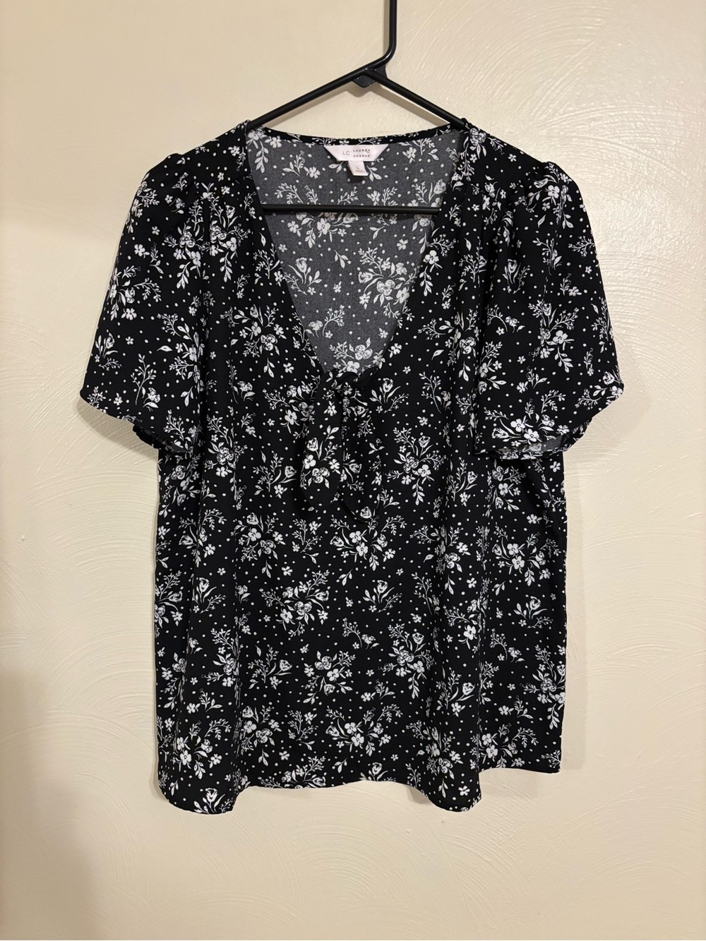 LC Lauren Conrad Black White Floral V Neck Blouse Size L